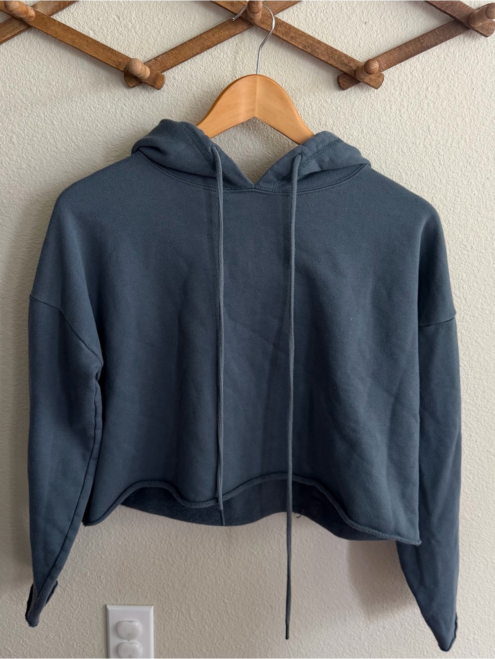 ALO Yoga Women's Cropped Hooded Sweatshirt in Slate Blue